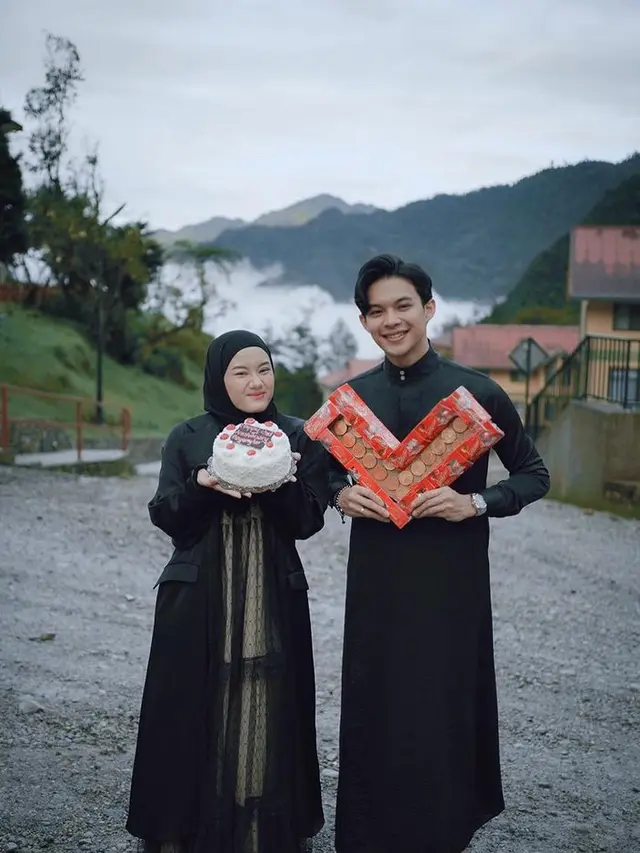 5 Momen Dinda Hauw dan Rey Mbayang Rayakan Anniversary Pernikahan, Romantis