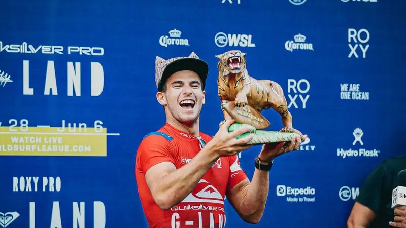 Jack Robinson. Sembari naik ke podium guna penganugerahan, dengan sumringah mengenakan Udeng Osing, penutup kepala khas Banyuwangi. (Istimewa)