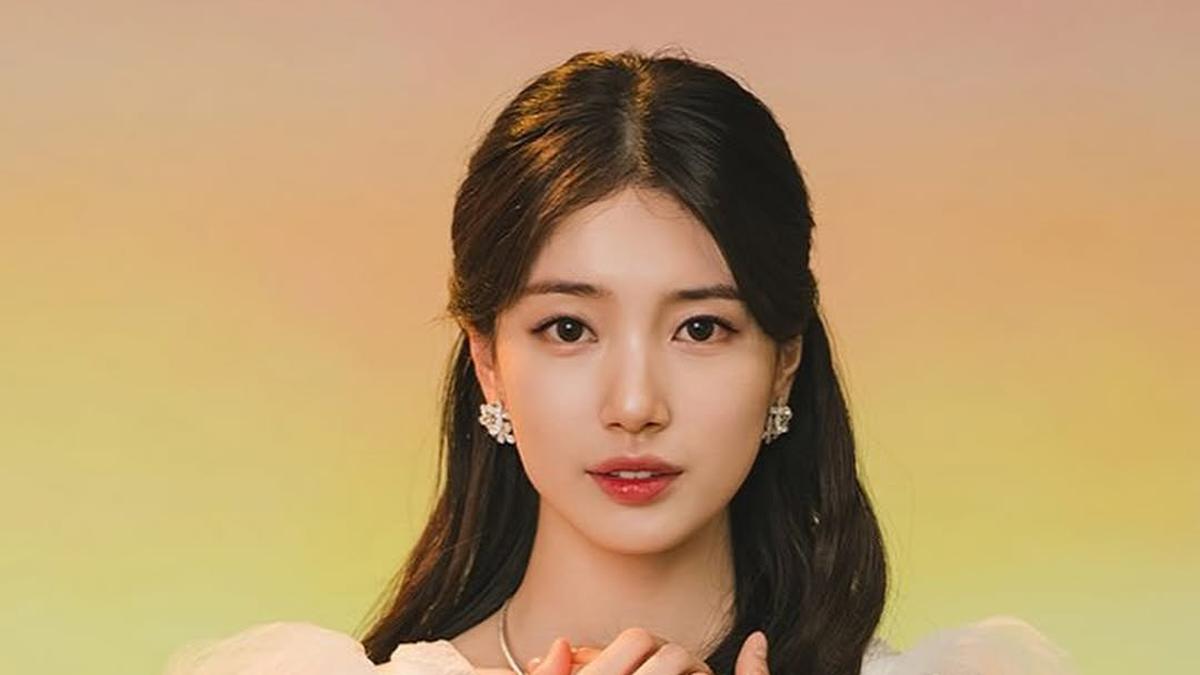 Gaya Totalitas Bae Suzy Nyanyikan OST Film Snow White Versi Korea, Tampil Cantik dengan Gaun Putih dan Tudung Merah