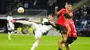 Penyerang Real Madrid Luka Jovic (kiri) melakukan tembakan ke gawang Mallorca pada jornada keenam La Liga Spanyol di Santiago Bernabeu, Kamis (23/9/2021) dini hari WIB. Real Madrid berpesta gol usai melibas Real Mallorca 6-1. (AP Photo/Manu Fernandez)