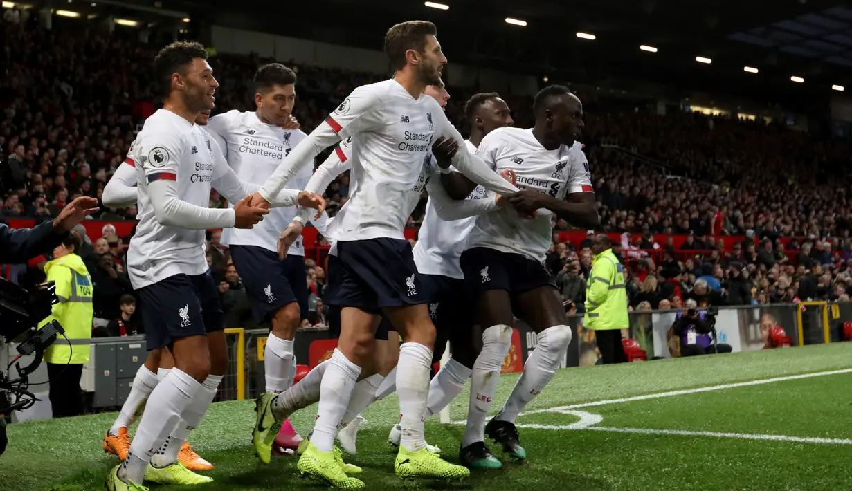 Gelandang Liverpool Adam Lallana (tengah) bersama rekan-rekannya merayakan gol ke gawang Manchester United pada pertandingan Liga Inggris di Stadion Old Trafford, Manchester, Inggris, Minggu (20/10/2019). Gol Lallana menyelamatkan Liverpool dari kekalahan dengan hasil akhir 1-1. (AP Photo/Jon Super)