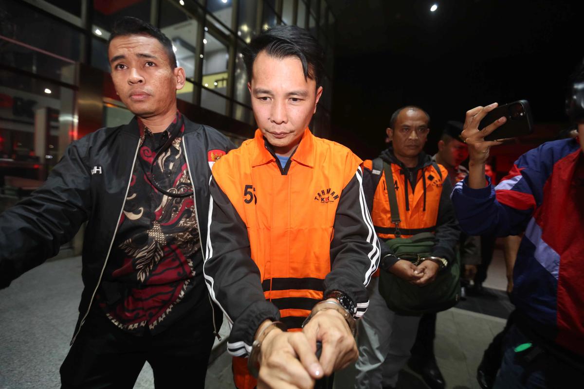 FOTO: KPK Tahan Bupati Rejang Lebong Usai Terjaring OTT