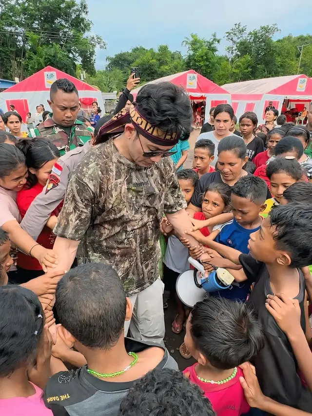 5 Potret Denny Sumargo Salurkan Bantuan Rp 1,7 Miliar untuk Korban Gunung Lewotobi di NTT