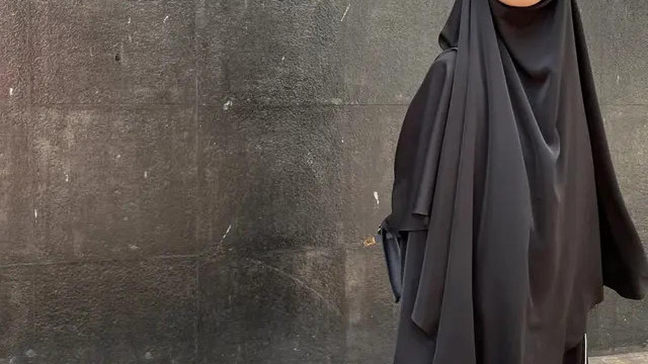 Gaya Syar'i Stylish Paula Verhoeven, Padukan Abaya Hitam dengan Tas dan Sandal Hermes