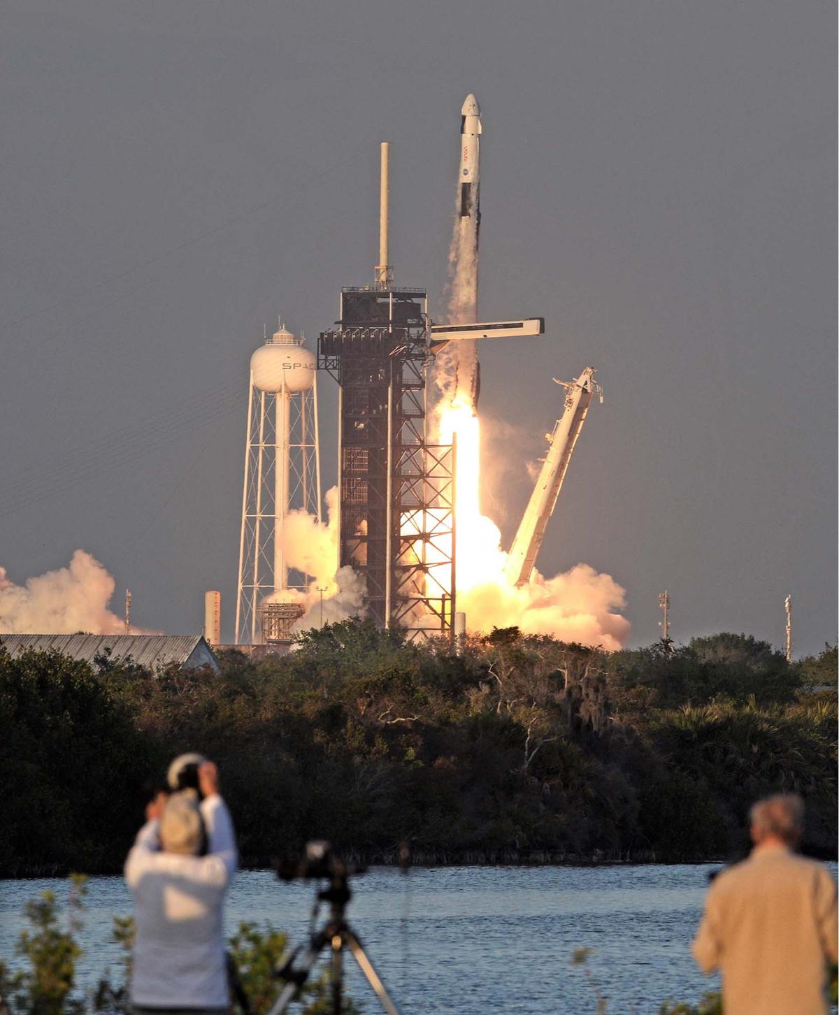 FOTO:  Misi Penyelamatan SpaceX  Falcon 9 untuk Menjemput Astronot NASA yang Terjebak