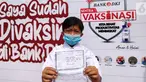 Siswa menunjukan kartu vaksinasi Covid-19 setelah mengikuti program Literasi Keuangan dan Sentra Vaksinasi di SMA 111 Jakarta, Selasa (31/8/2021). Kegiatan digelar Bank DKI berkolaborasi dengan OJK untuk pelajar DKI Jakarta melalui program Satu Rekening dan Pelajar (KEJAR). (Liputan6.com/HO/BDKI)