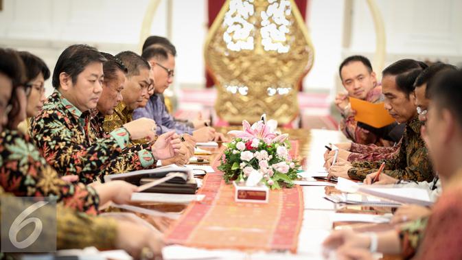 Presiden Joko Widodo  berdiskusi dengan Pengurus GAPMMI dan GIMNI di Istana Merdeka, Jakarta, Selasa (13/10/2015). Presiden sangat mengharapkan industri makanan dan minuman dapat terus berkembang . (Liputan6.com/Faizal Fanani)