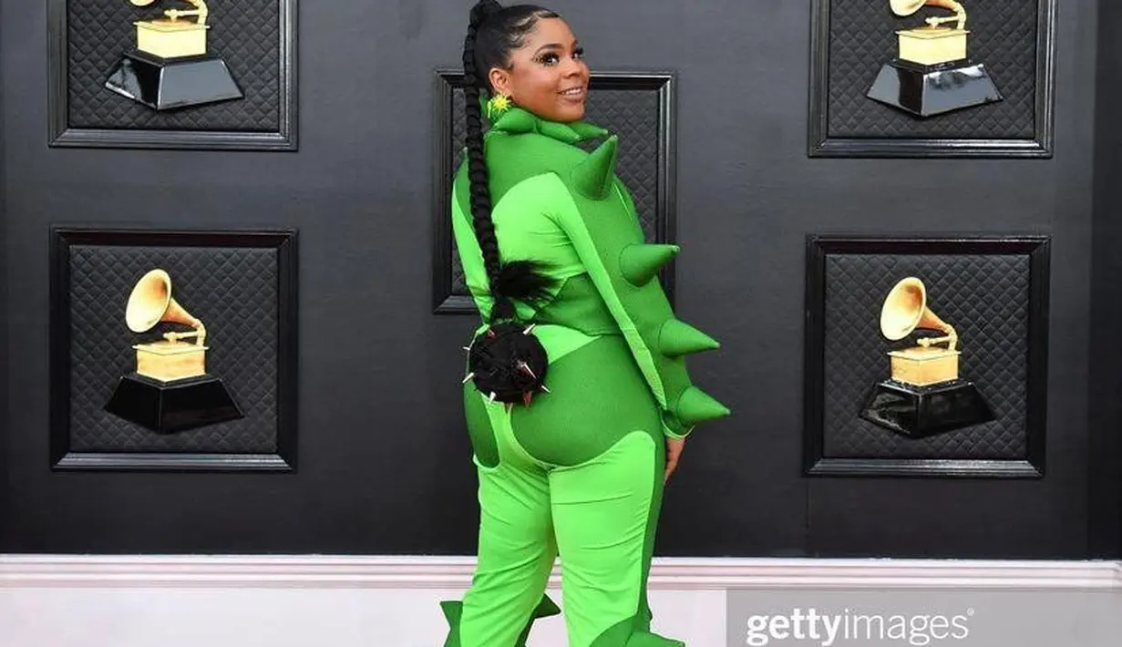 Penyanyi Tayla Parx sukses mencuri perhatian lewat pakaiannya di red carpet Grammy Awards 2022. Pelantun lagu “Dance Alone” ini tampil dengan kostum hijau bak dinosaurus.  (Instagram/taylaparx)