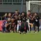 Para pemain Rans Cilegon FC merayakan kemenangan 4-3 atas Persis Solo usai laga matchday pertama Grup X Babak 8 Besar Liga 2 2021/2022 di Stadion Pakansari, Bogor, Rabu (15/12/2021). (Bola.com/M Iqbal Ichsan)