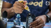 Seorang pria meneteskan cairan vape atau rokok elektronik di kawasan Bundaran HI, Jakarta, Selasa (12/11/2019). Pemerintah melalui BPOM mengusulkan pelarangan penggunaan rokok elektrik dan vape di Indonesia, salah satu usulannya melalui revisi PP Nomor 109 Tahun 2012. (Liputan6.com/Faizal Fanani)