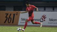 Gelandang Indonesia, Evan Dimas, menggiring bola saat melawan Chinese Taipei pada laga Grup A Asian Games di Stadion Patriot, Bekasi, Minggu (12/8/2018). Indonesia menang 4-0 atas Chinese Taipei. (Bola.com/Vitalis Yogi Trisna)
