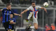 Gelandang Inter Milan Nicolo Barella berebut bola melawan bek Barcelona Eric Garcia pada matchday ketiga Grup C Liga Champions 2022/2023 di Giuseppe Meazaa, Rabu dini hari WIB (5/10/2022). Inter Milan sukses menaklukkan klub tangguh Barcelona 1-0. (AP Photo/Antonio Calanni)