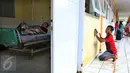 Pasien menjalani perawat saat relawan membersihkan sisa lumpur yang menggenangi RSUD dr Slamet akibat banjir bandang di Kabupaten Garut, Kamis (22/9). Pasca diterjang banjir bandang, peralatan perlengkapan RSUD dr Slamet rusak. (Liputan6.com/Johan Tallo)