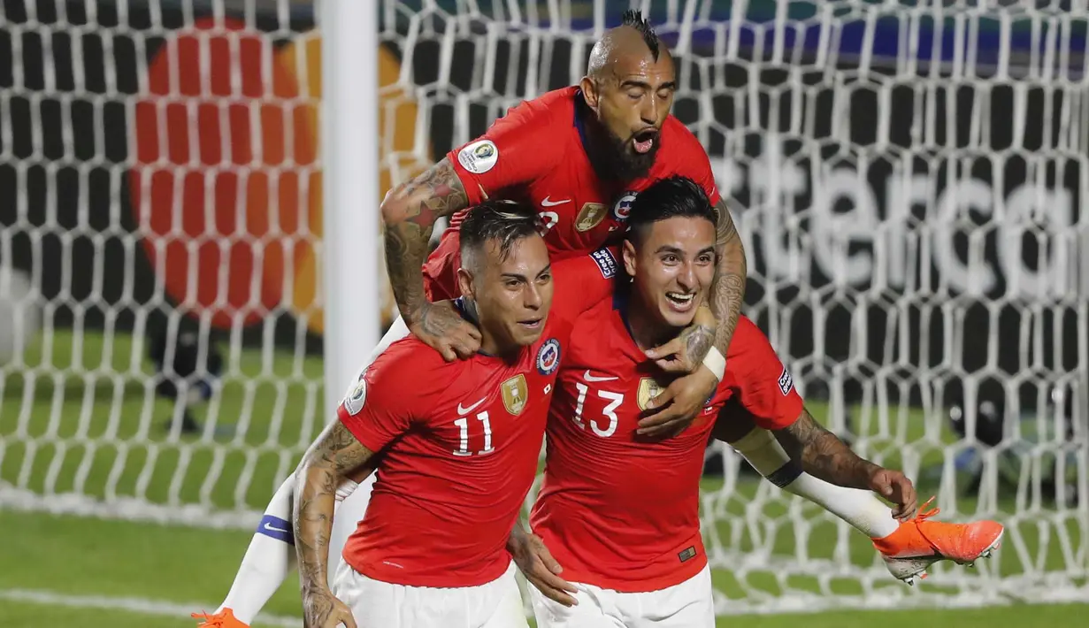 Para pemain Chili merayakan gol yang dicetak oleh Erick Pulgar ke gawang Jepang pada laga Copa America 2019 di Stadion Morumbi, Selasa (18/7). Chili menang 4-0 atas Jepang. (AP/Nelson Antoine)