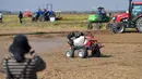 Kendaraan otonomos untuk perlindungan tanaman beraksi dalam acara peragaan pertanian cerdas di Kota Jiangxiang di Wilayah Nanchang, Provinsi Jiangxi, China, 14 November 2020. Beragam alat pertanian yang diproduksi oleh lebih dari 20 perusahaan ditampilkan di acara tersebut. (Xinhua/Peng Zhaozhi)