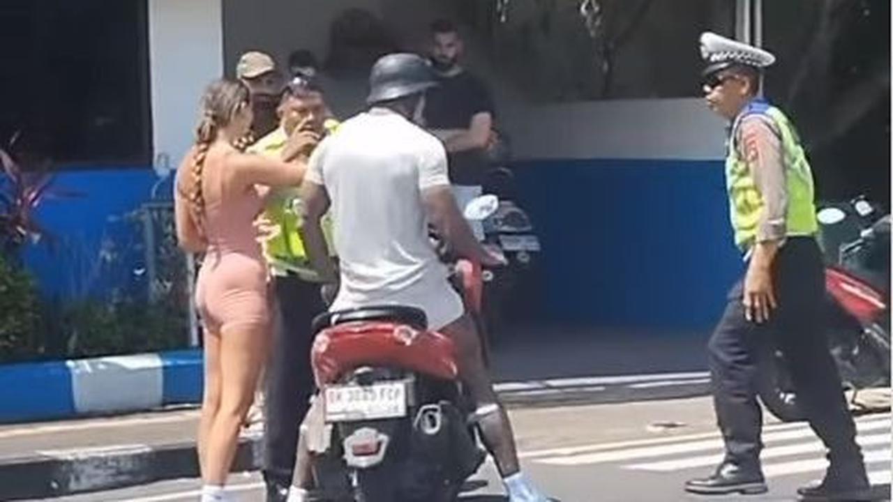 Pemotor itu diberhentikan karena penumpang dibonceng tidak menggunakan helm. Kemudian polisi yang bertugas lalu lintas saat itu Aiptu Puji Santoso dan Aiptu Nyoman Siki Asmara langsung menghampiri pelanggar WNA tersebut.