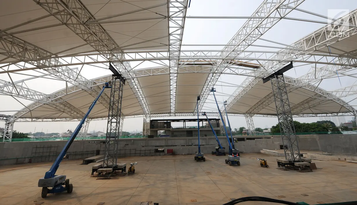 Aktivitas pemasangan atap stadion balap sepeda atau velodrom di Rawamangun, Jakarta, Jumat (3/11). Pembangunan velodrom bertaraf internasional ini sudah mencapai 68 persen dan ditarget selesai, Juni 2018. (Liputan6.com/Helmi Fithriansyah)