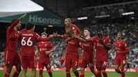 Para pemain Liverpool merayakan gol yang dicetak Fabinho ke gawang Leeds United dalam laga pekan keempat Premier League di Elland Road, Minggu (12/9/2021). (OLI SCARFF / AFP)