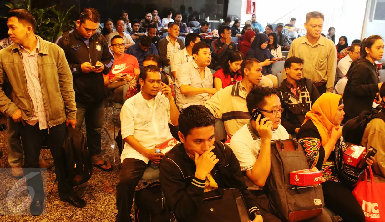 Pemohon pajak mengantri untuk mengikuti program Tex amnesty di kantor Ditjen Pajak, Jakarta, Jumat (31/3). Hari ini merupakan hari terakhir program pengampunan pajak atau tax amnesty dan akan di tutup pada pukul 00:00. (Liputan6.com/Angga Yuniar)