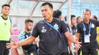 Pelatih Bhayangkara FC, Widodo C. Putro melakukan protes kepada wasit keempat saat timnya dikalahkan Persebaya Surabaya dengan skor 1-2 pada lanjutan BRI Liga 1 2022/2023. ()