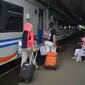Penumpang menunggu keberangkatan kereta api tujuan Malang - Jakarta di Stasiun Kota Baru, Malang, Jawa Timur (Zainul Arifin/Liputan6.com)