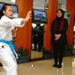 Salah satu atlet karate Aldhea Azarina Bharata (11) memergakan jurus katagori yang akan di lombakan di Portugal dihadapan Bupati Banyuwangi Ipu Fiestiandani (Istimewa)