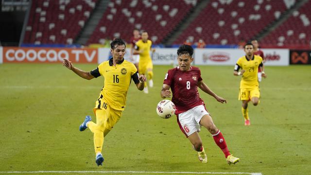 <span>Gelandang Timnas Indonesia, Witan Sulaeman, mendapatkan pengawalan dari bek Malaysia, Rizal Ghazali, pada laga Grup B Piala AFF 2020. (dok. AFF)</span>