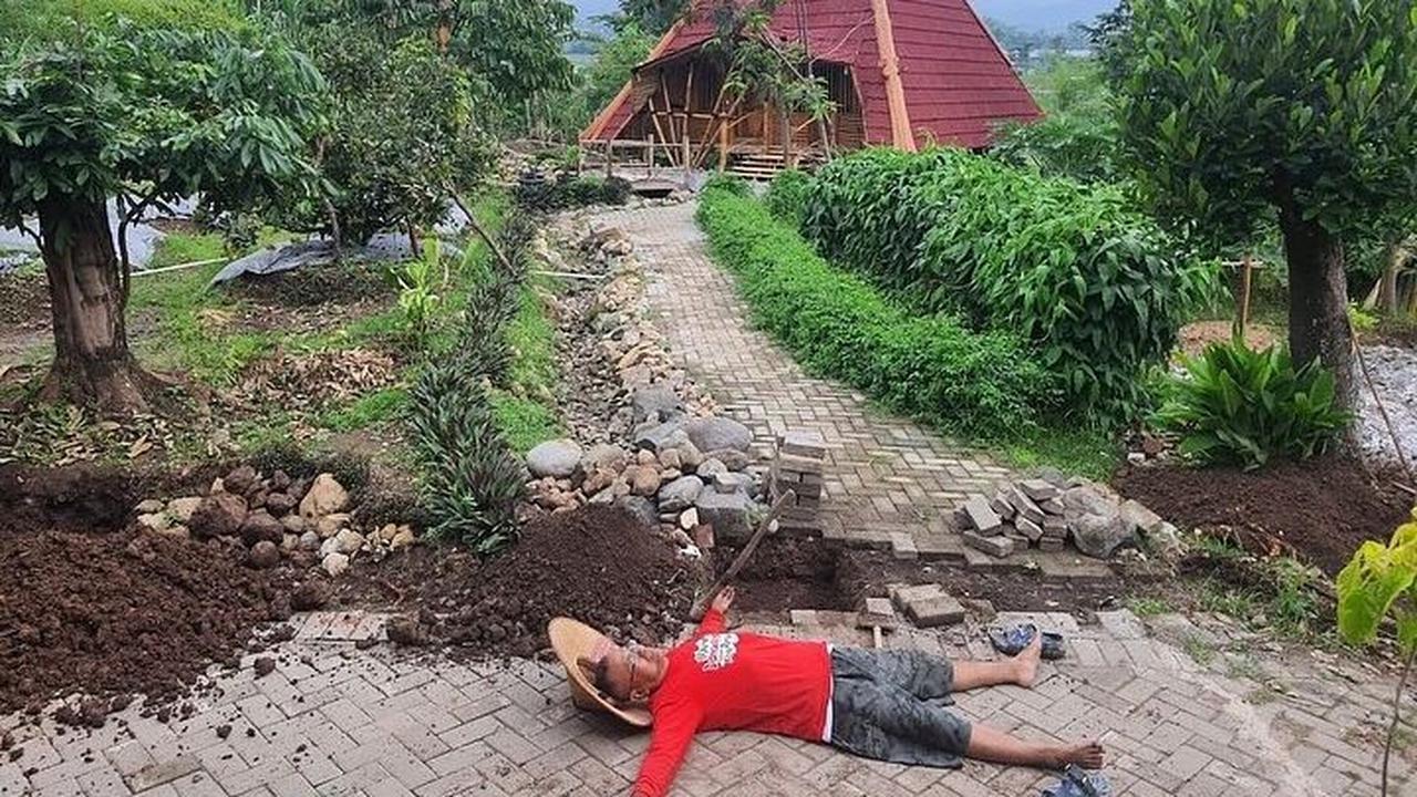 Dahlan Iskan mengunggah foto dirinya tengah beristirahat setelah 'kerja keras' jadi tukang batu dan angkut pasir.