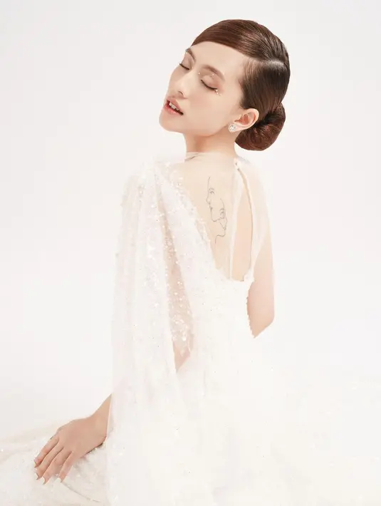 <p>Adhisty Zara juga memiliki tato bergambar wajah wanita di punggung kirinya. (Foto: Instagram/ zaraadhsty)</p>