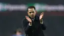 Manajer Chelsea, Liam Rosenior, menyapa para penggemar di akhir pertandingan leg kedua semifinal Carabao Cup melawan Arsenal di Emirates Stadium, Rabu (4/2/2026) dini hari WIB. (AP Photo/Ian Walton)