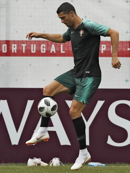 Striker Portugal, Cristiano Ronaldo, mengontrol bola saat latihan jelang laga putaran kedua Piala Dunia di Kratovo, Rusia, Selasa (19/6/2018). Portugal akan berhadapan dengan Maroko. (AP/Francisco Seco)