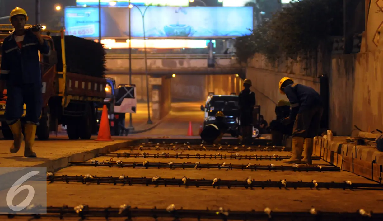 Pekerja saat merakit besi untuk perbaikan dan perawatan jalan 'Underpass' di kawasan Pondok Indah, Jakarta, Selasa (28/11). Perbaikan dan perawatan jalan tersebut guna mengantisipasi musim hujan. (Liputan6.com/Helmi Afandi)