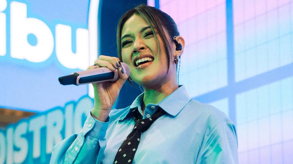 Bukan Pakai Gaun, Raisa Cosplay Jadi Teller Bank Cantik Saat Manggung dengan Gaya Preppy Serba Biru