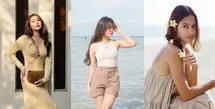 Tie dye bodycon dress warna putih dengan sentuhan rona oranye bak sunset membuat penampilan Pevita Pearce memesona saat berpose di pantai. [Foto: IG/pevpearce].