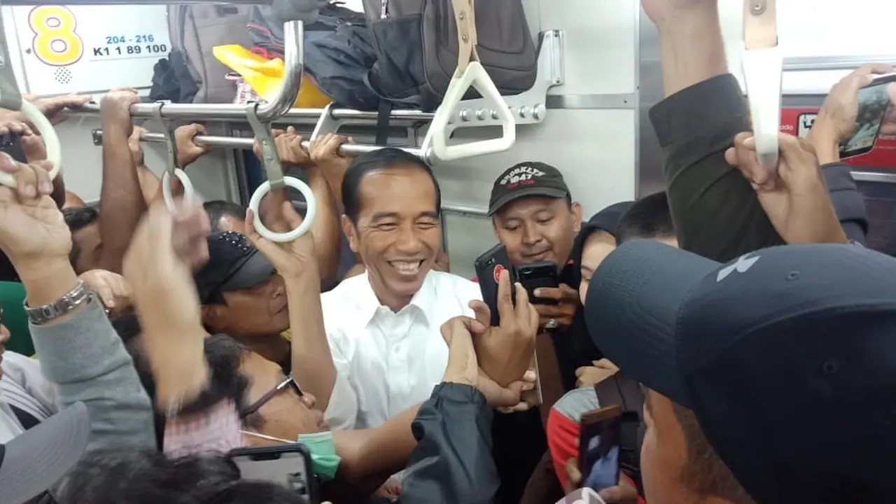 Foto Presiden Joko Widodo atau Jokowi naik commuter line beredar di media sosial. (Istimewa)