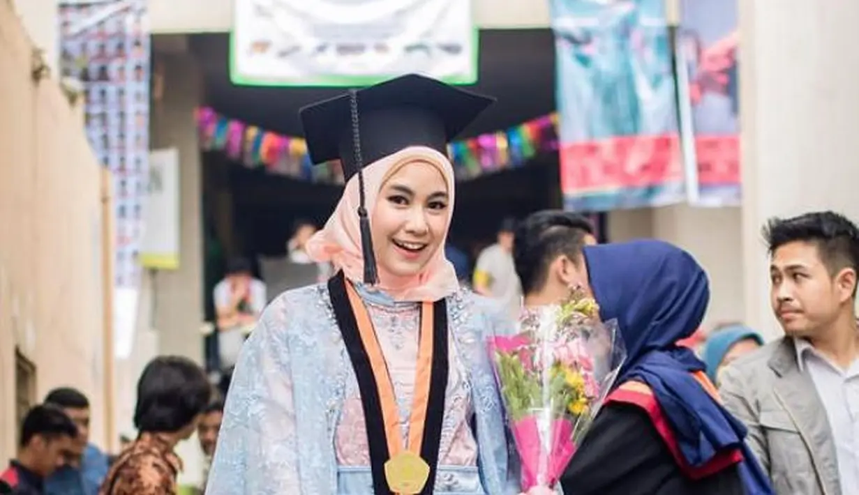 <p>Bagi kamu yang ingin memakai dress, gaya Anisa Rahma yang satu ini bisa jadi inspirasi. Eks member Cherrybelle ini tampil cantik berbalut kebaya dress nuansa biru dan pink pastel. (Instagram/anisarahma_12).</p>