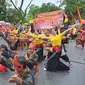 Pertunjukan antar etnis meriahkan perayaan Cap Go Meh di Kota Padang, Minggu (5/2/2023). (Liputan6.com/ Novia Harlina)