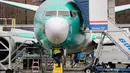 Seorang pekerja memeriksa Boeing 737 MAX Jet di Renton, Washington, Senin (16/12/2019). Boeing Co mengumumkan akan menghentikan untuk sementara waktu produksi pesawat jenis 737 MAX – yang sudah dilarang terbang – pada Januari 2020 mendatang. (AP/Elaine Thompson)