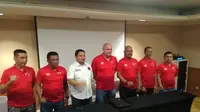 CEO PSM Makassar, Munafri Arifuddin (putih) dalam perkenalan tim pelatih PSM yang dipimpin Bojan Hodak di Hotel Aryaduta Makassar, Senin (6/1/2020). (Bola.com/Abdi Satria)