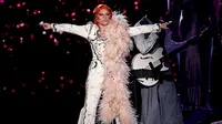 Lady Gaga pun tampil secara total dengan dandanan ala David Bowie di Grammy Awards 2016 (Billboard)