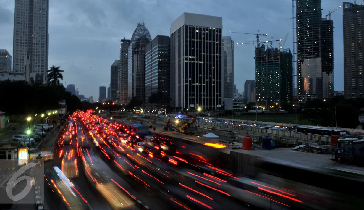 Kemacetan panjang terjadi akibat penghapusan sistem 3 in 1 di Jakarta, Selasa (5/4). Pemberlakuan dihapusnya sistem 3 in 1 karena dianggap menimbulkan dampak negatif, mulai dari joki sampai sindikasi penyewaan bayi. (Liputan6.com/Johan Tallo)