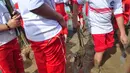 Sejumlah siswa SD Nasima Semarang menanam pohon mangrove di Teluk Pantai Mangunharjo, Mangkang, Tugu, Jumat (18/1). Data Kementerian Kehutanan, sekitar 60 persen kondisi hutan mangrove di pantai utara Pulau Jawa dalam keadaan rusak. (Liputan6.com/Gholib)