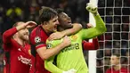 Bertanding masih dalam suasana duka akibat wafatnya salah satu legenda Manchester United, Bobby Charlton, MU berhasil memetik kemenangan krusial saat menjamu FC Copenhagen pada laga matchday ketiga Grup A Liga Champions 2023/2024 di Old Trafford Stadium, Rabu (25/10/2023) dini hari WIB. Kemenangan tersebut menjadi lebih spesial karena ditentukan lewat aksi dua pemain yang sebelumnya selalu menjadi titik lemah dan sering dikambinghitamkan, siapa lagi kalau bukan Andre Onana dan Harry Maguire. Harry Maguire mencetak gol tunggal pada menit ke-72, sementara Andre Onana berhasil mementahkan eksekusi penalti lawan pada masa injury time babak kedua. (AP Photo/Dave Thompson)