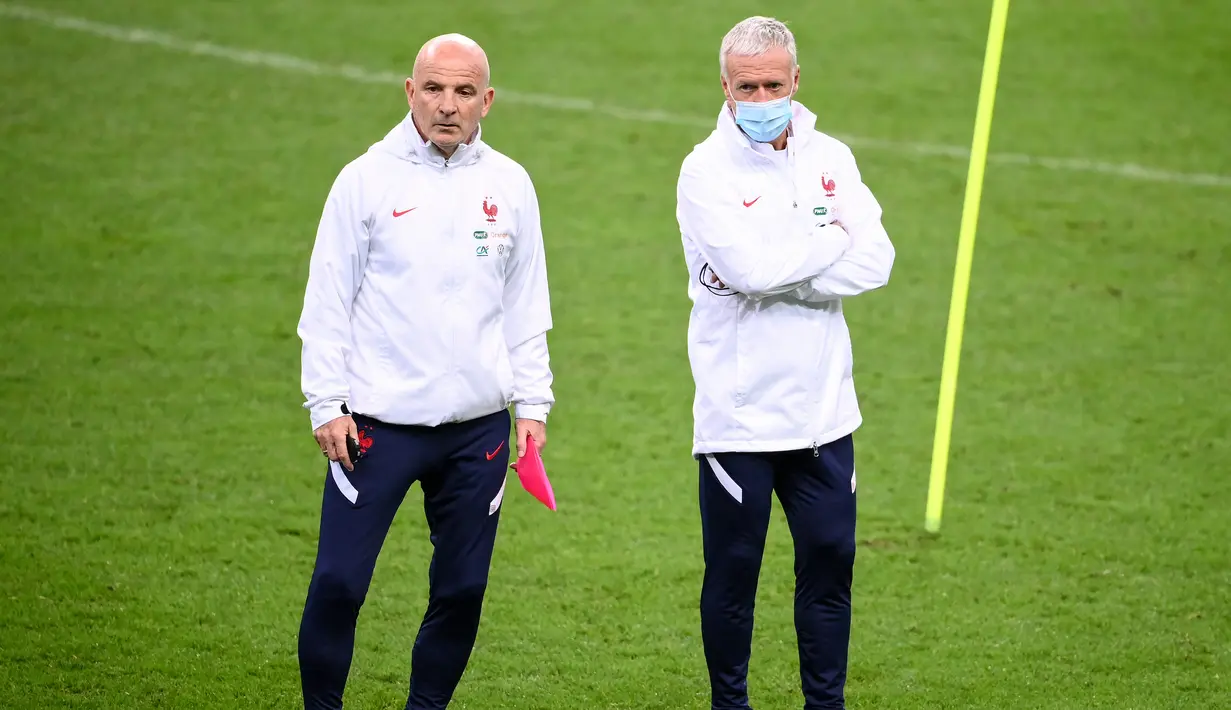 Pelatih Prancis, Didier Deschamps (kanan) dan Guy Stephan menyaksikan pemainnya berlatih di stadion Stade de France di Saint-Denis, Paris (16/11/2020). Prancis akan menghadapi Swedia pada matchday Grup A3 UEFA Nations League 2020/21 di Stade de France, Saint-Denis, Paris. (AFP/Franck Fife)