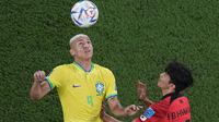 Pemain Brasil,&nbsp;Richarlison (kiri) berebut bola dengan pemain Korea Selatan, Hwang In-beom saat laga 16 besar Piala Dunia 2022 yang berlangsung di 974 Stadium, Selasa (06/12/2022). (AP/Pavel Golovkin)
