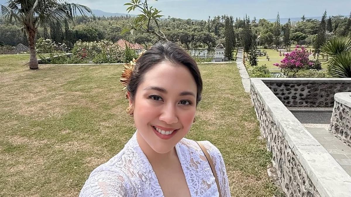 6 Pesona Sherina Munaf Tampil Anggun dengan Kebaya Bali, Hadiri Upacara Adat di Karangasem