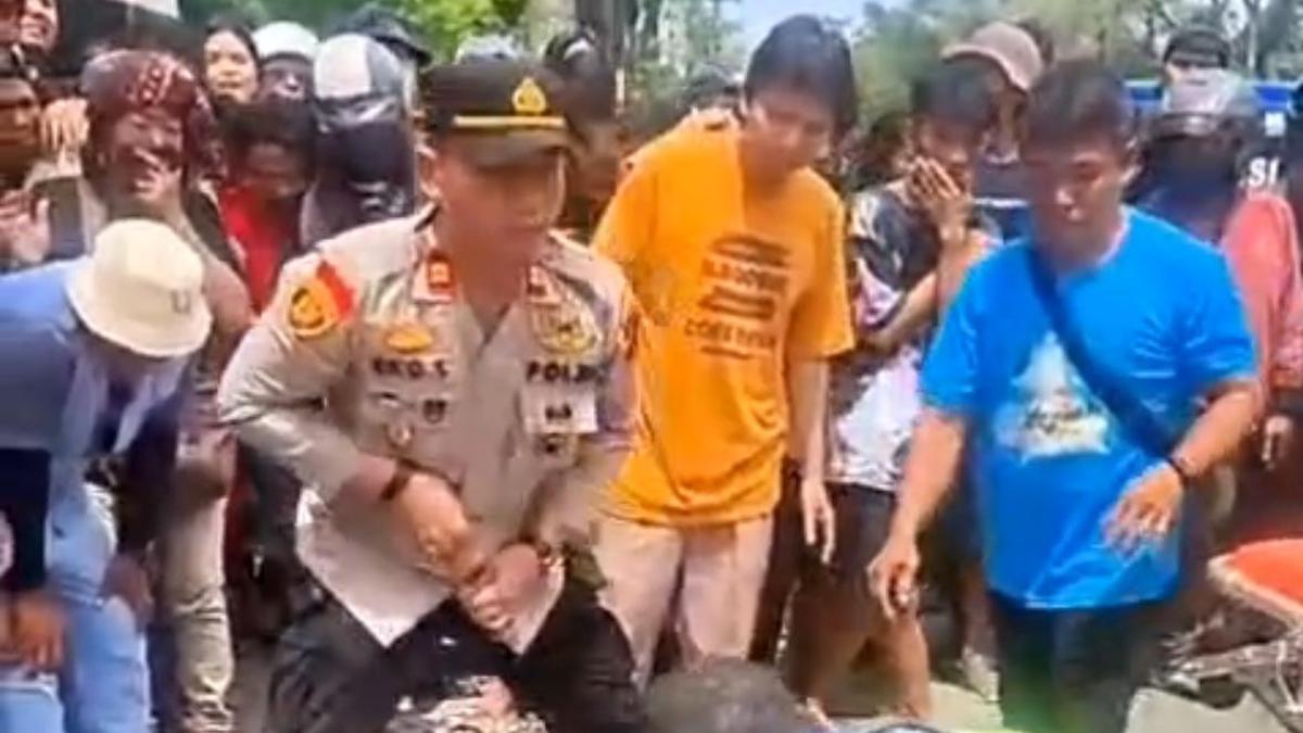 Aksi Terpuji Kapolsek Medan Tuntungan Lepas Seragam Dinas Demi Tutupi Jasad Koban Kecelakaan