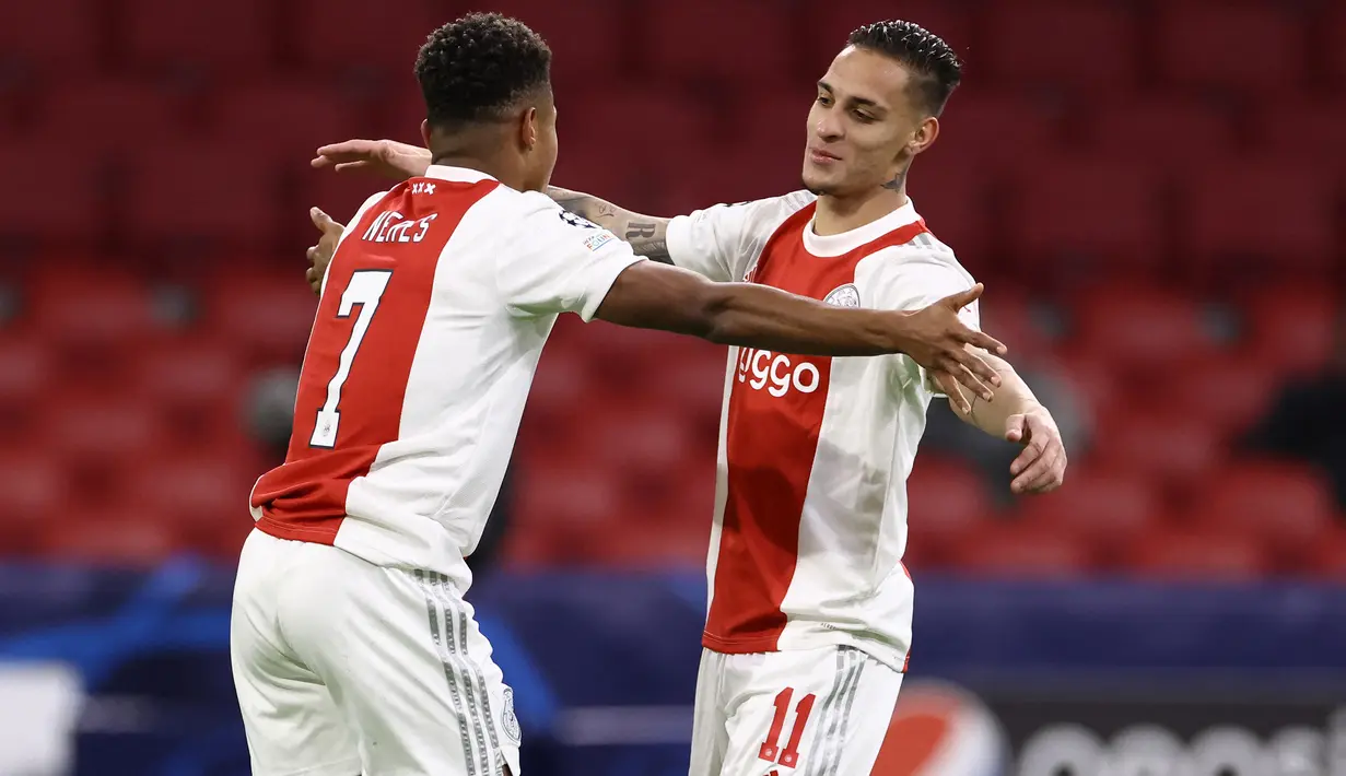 Antony (kanan). Sayap kanan Brasil berusia 22 tahun yang baru memperkuat Ajax Amsterdam selama 2 musim sejak didatangkan dari Sao Paulo pada awal musim 2020/2021 dengan nilai transfer 15,75 juta euro ini dibutuhkan Erik ten Hag untuk menambah stok dan pilihan lini depan Manchester United yang telah dihuni Marcus Rashford, Jadon Sancho, Anthony Elanga dan Cristiano Ronaldo. (AFP/Kenzo Tribouillard)