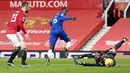 Gelandang Everton, Abdoulaye Doucoure mencetak gol pertama timnya melewati kiper Manchester United (MU), David de Gea pada laga pekan ke-23 Liga Inggris 2020/2021 di Old Trafford, Minggu dinihari WIB (7/2/2021). MU mampu bermain imbang 3-3 saat menjamu Everton. (Alex Pantling/POOL/AFP)