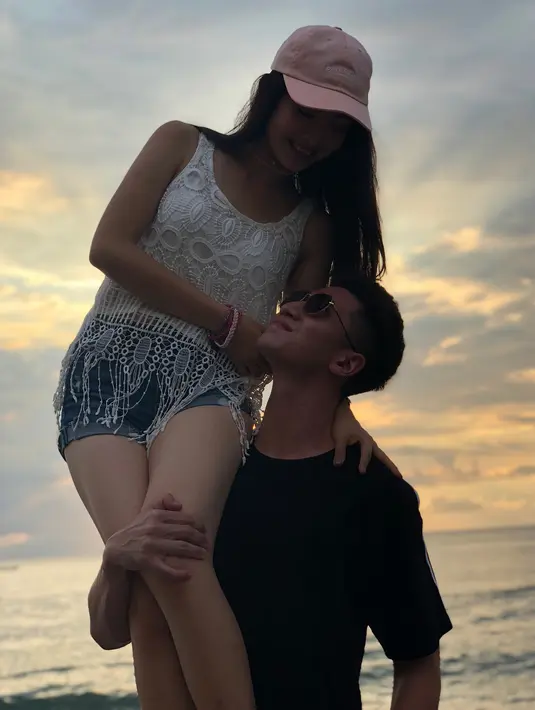 Verrel tampak sedang memanggul Natasha di tepi pantai. Natsha yang mengenakan busana tanpa lengan menarik perhatian netizen. (Instagram/bramastavrl)